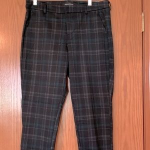Windowpane pattern pant. Stretch material